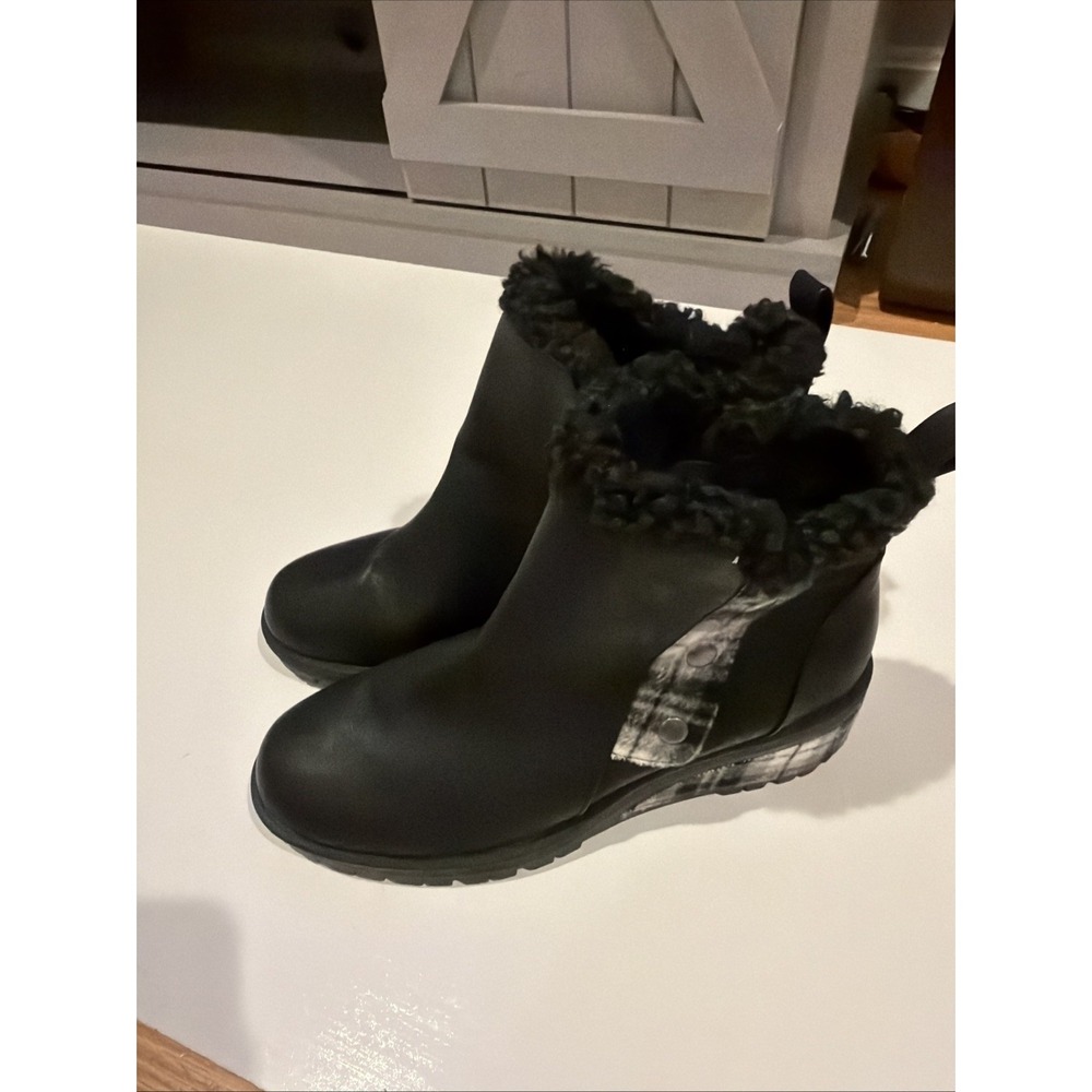 MUK LUKS Women's Size 10 Black Ankle Boots Plaid Faux Fur Wedge Zip Winter 1832